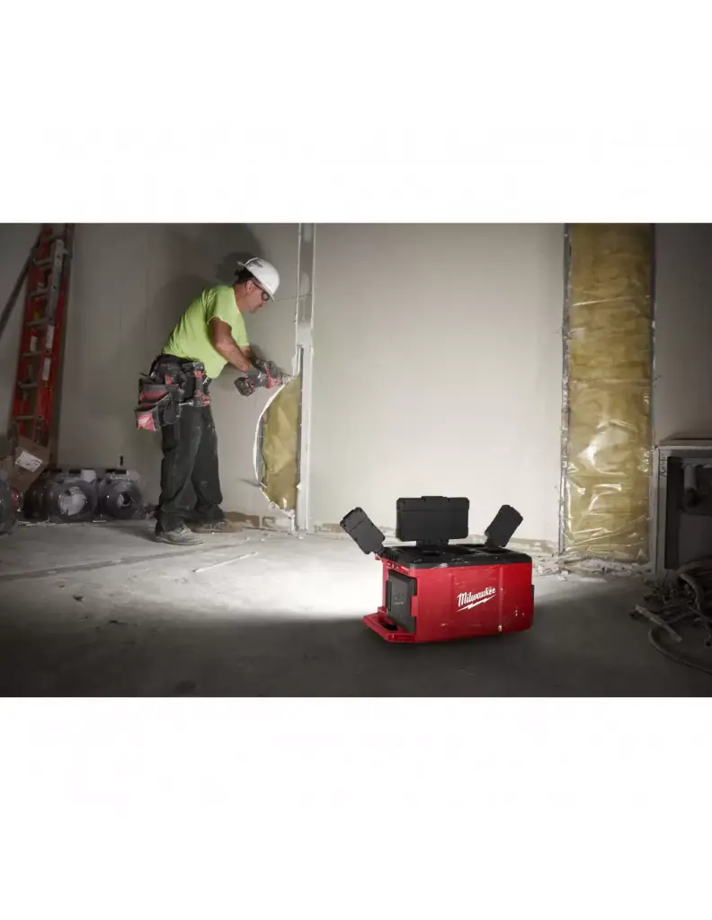 projecteur-3000-lumens-station-de-charge-packout-m18-poalc-0-4933478120-milwaukee (5).webp