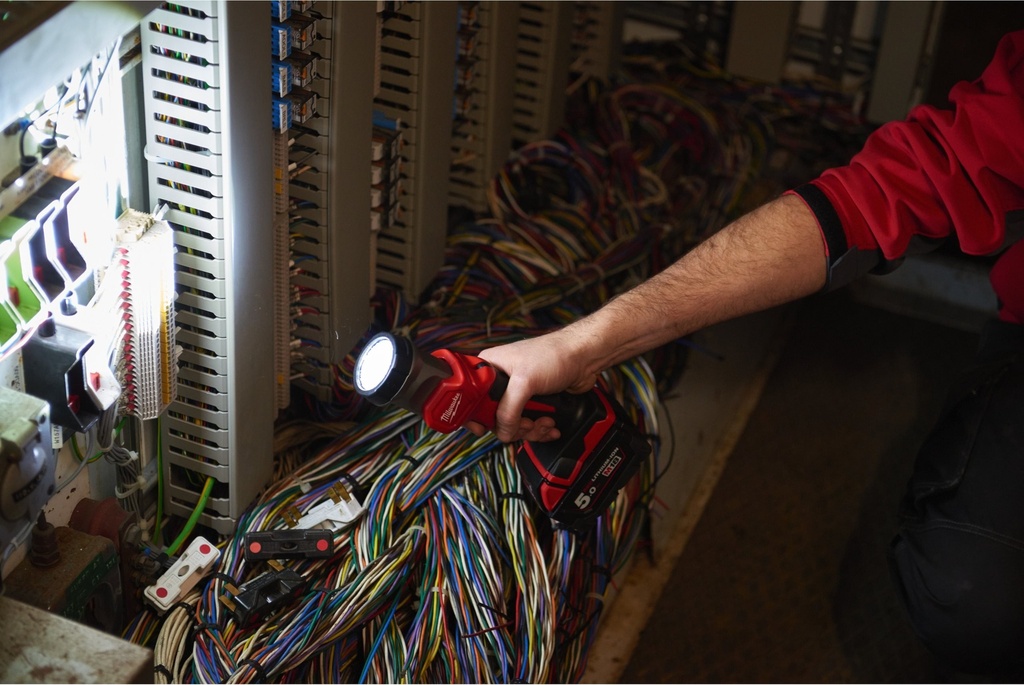 MILWAUKEE M18 TLED-0 - Lampe torche à tête orientable 18V, sans batterie, 120 Lumens